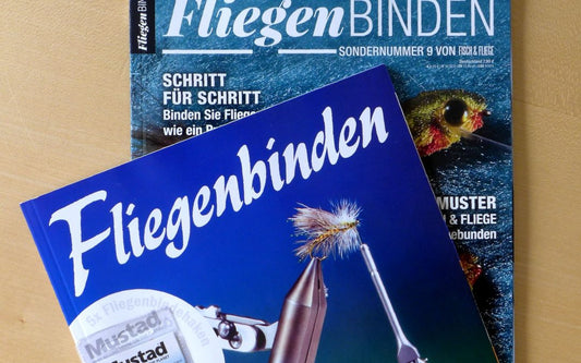 Fliegen binden mit Hilfe der Zeitschrift „Fliegenbinden“