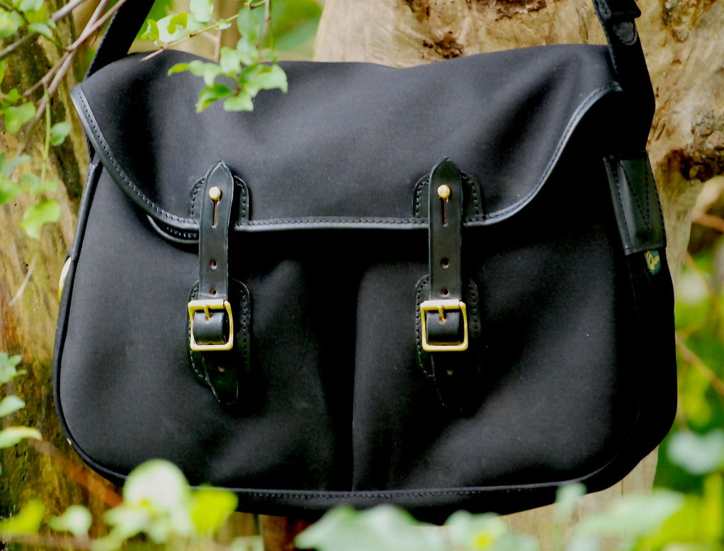 Brady-Tasche Ariel Trout groß