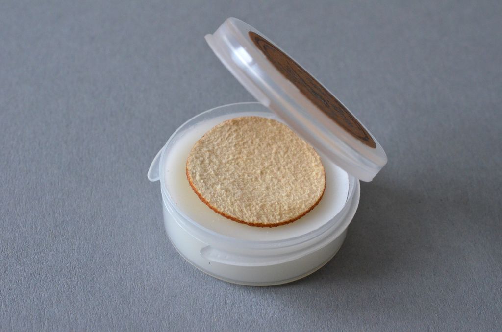 Schnurfett für Seidenschnüre in praktischer Dose